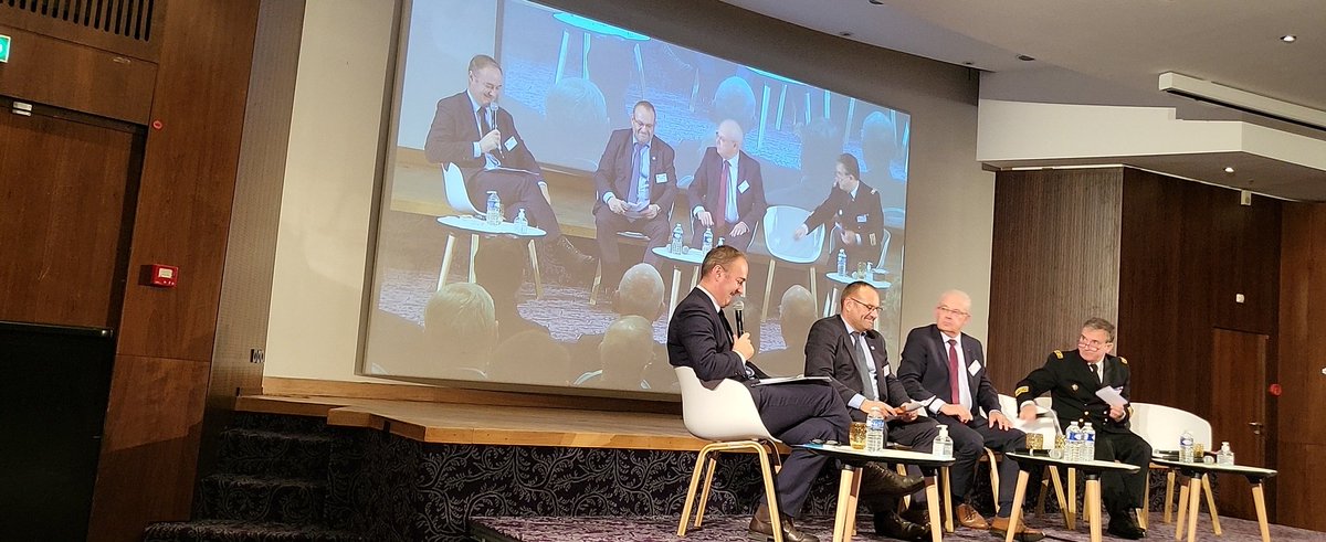 ccarrega's tweet photo. #granddebatjonxio après une introduction synthétique de Didier Blanchet qui lance le debat, la 1ère table ronde tente de faire le point sur les attentes des personnels https://t.co/oZ0W6PIGtC