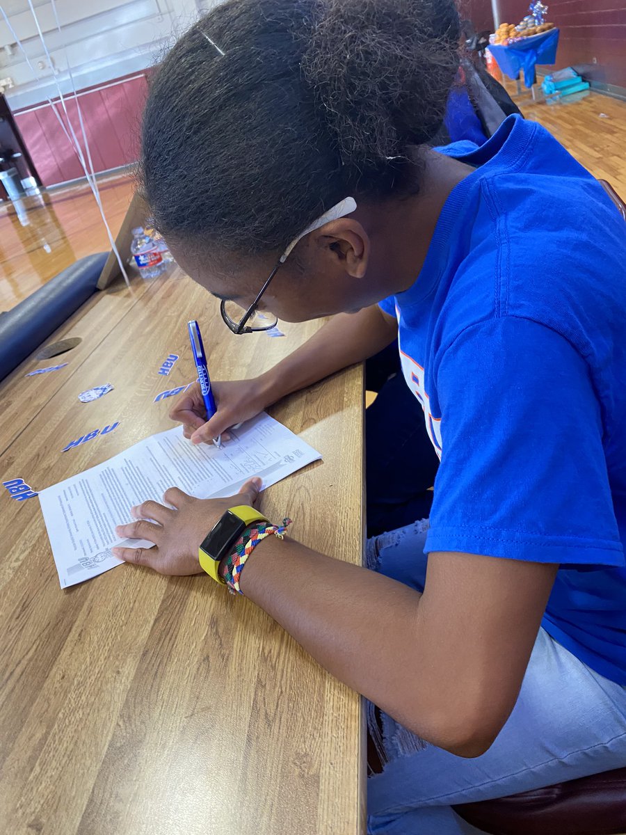 RamsGirlsTrack's tweet image. Congratulations to @bri_hinds for signing to continue her track &amp;amp; field career at @HoustonBaptistU 🧡🎉💙 Your hard work &amp;amp; dedication in all that you do has paid off! We cannot wait to see the amazing things you do for @hbutrack &amp;amp; in your promising future! #RamPride #RamFam