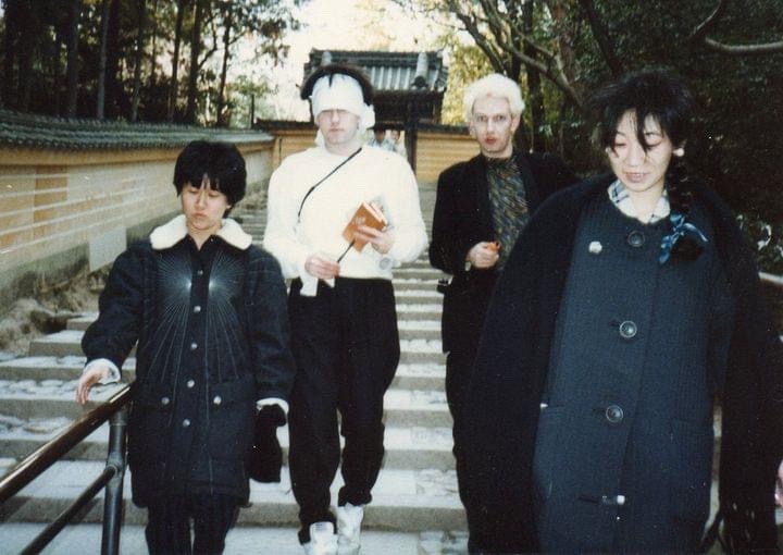 Siouxsie and the Banshees with Robert Smith in Japan, 1983pic.twitter.com.....