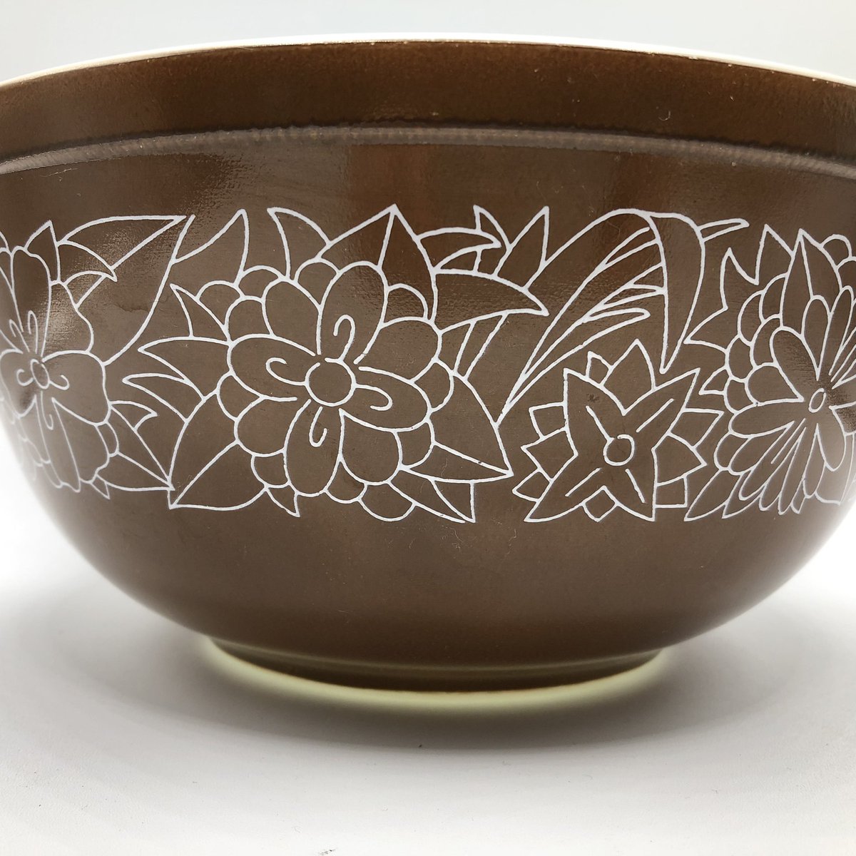 beezyandco's tweet photo. Pyrex is always a classic favourite for any kitchen! You can find this Woodland Brown bowl on @Etsy at BeezyAndCo - link in bio #etsy #vintage #pyrex #PyrexOriginal #kitchenware #kitchendecor #farmhouse #collectible #giftideas #Christmasgifts #ChristmasGiftIdeas #thursdayvibes https://t.co/HEYOeuUJgi