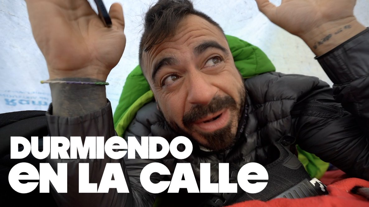 valentisanjuan's tweet photo. Uno de los vídeos más bonitosque hemos hecho jamás. La experiencia de DORMIR EN LA CALLE al lado de Jony, una tío que lleva 7 años viviendo en una plaza. Después de dejar las drogas hace años, y gracias a su trabajo en Twitch, x fin pudo alquilar un piso https://t.co/yvfDwhKHra https://t.co/ht3UHJPGzi