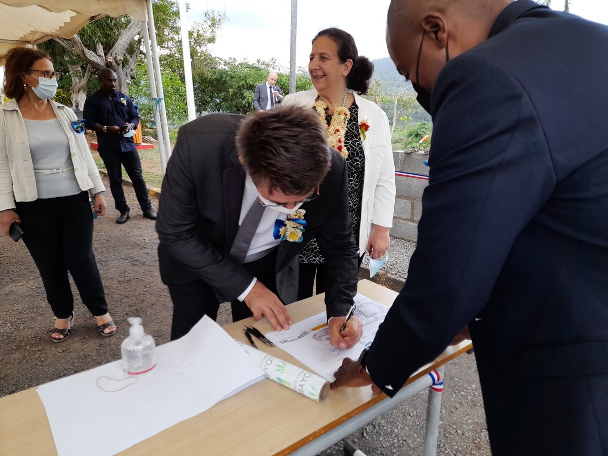 ac_mayotte's tweet photo. ▶️10 ans après sa création lancement de la transformation du #cufr de #Mayotte  en Institut National Universitaire par Mme la ministre @VidalFrederique
➡️Inauguration+pose de la 1ère pierre des nouvelles extensions en présence du recteur, maire de #Dembéni, et directeur du CUFR https://t.co/E0PJzKhFC2