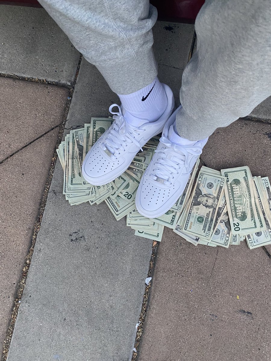 Yoitsmarii's tweet photo. I Been Ran Up MoneY Blew it &amp; Got Det shìt Rite Back 💫🖤 #llmaykash #llstick #FreemYGuYs https://t.co/K6azaUo1x9