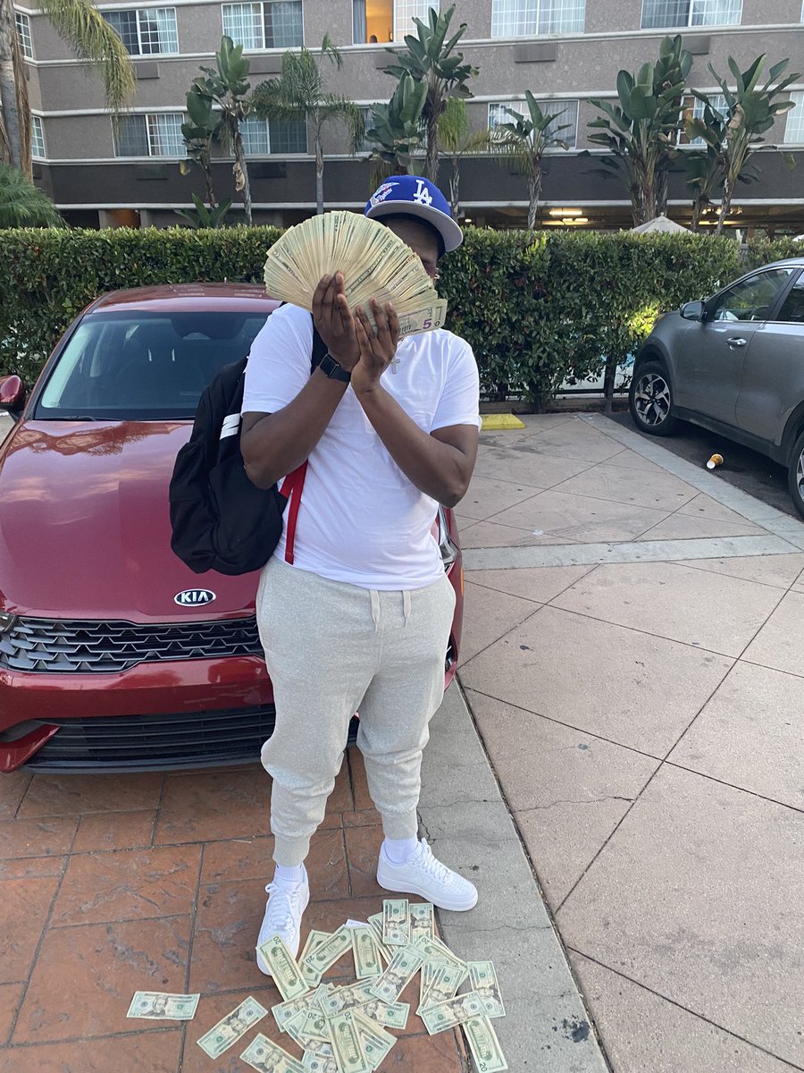 Yoitsmarii's tweet photo. I Been Ran Up MoneY Blew it &amp; Got Det shìt Rite Back 💫🖤 #llmaykash #llstick #FreemYGuYs https://t.co/K6azaUo1x9