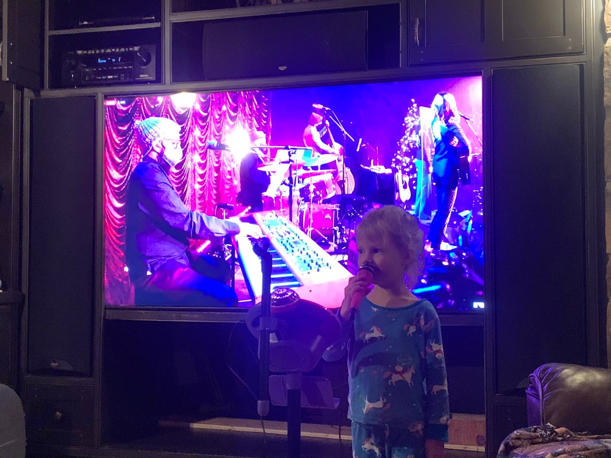 gorfsis's tweet photo. Hey @goodlovelies! How many likes does this tweet need to get for you to do one virtual show again this year for your ‘littlest’ fans?! #twicemakesatradition #theygotobedat8 https://t.co/8HJvc9L00n