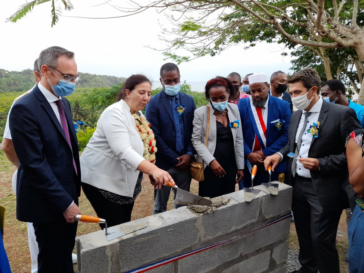 ac_mayotte's tweet photo. ▶️10 ans après sa création lancement de la transformation du #cufr de #Mayotte  en Institut National Universitaire par Mme la ministre @VidalFrederique
➡️Inauguration+pose de la 1ère pierre des nouvelles extensions en présence du recteur, maire de #Dembéni, et directeur du CUFR https://t.co/E0PJzKhFC2