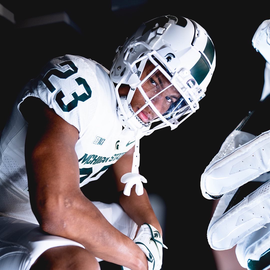 MSU_Football's tweet photo. SNOWSTORM ❄️ 

@realdsnow // #GoWhite https://t.co/TR6fiDsDaL