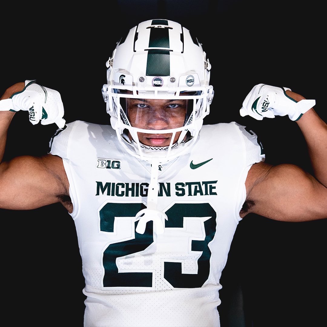 MSU_Football's tweet photo. SNOWSTORM ❄️ 

@realdsnow // #GoWhite https://t.co/TR6fiDsDaL