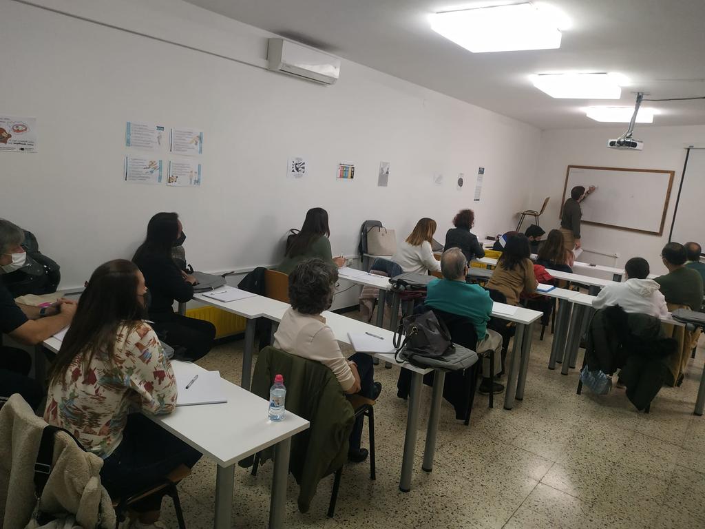 IDFOGirona's tweet photo. Des de #Palamós iniciem el curs, edició #tarda, 💯% #subvencionat per @fpo_continua d'Intermediate #english conversation amb l'#ArthurPost. Bon inici i aprenentatge de curs! https://t.co/rcWbzddznB