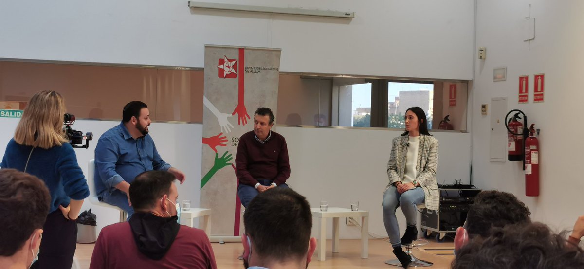 _JSASanJuan's tweet photo. Las #JSASanJuan estamos participando en el Congreso Provincial Extraordinario de Juventudes Socialistas Sevilla para el XVI Congreso de @JSE_ORG

Antes de celebrar nuestro Congreso hemos tenido un encuentro joven de #JSASevilla con el Secretario General del @psoedesevilla https://t.co/t4DhF8uziP