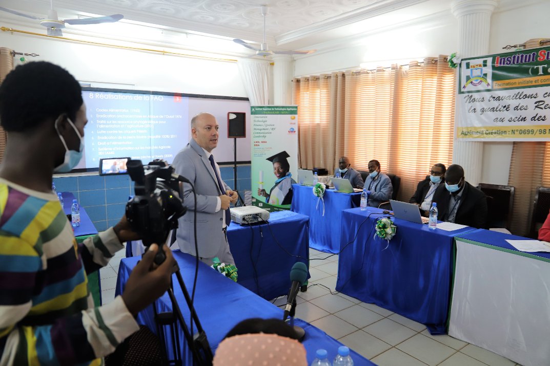 FAOMali's tweet photo. Intéressants échanges avec les étudiants de #TechnoLAB ISTA sur le mandat de la @FAO, son fonctionnement, ses objectifs stratégiques, ses approches, ses analyses en sécurité alimentaire & nutritionnelle, ses projets en #agriculture, élevage et en lien avec le #climat... https://t.co/VR2kWiNfgY