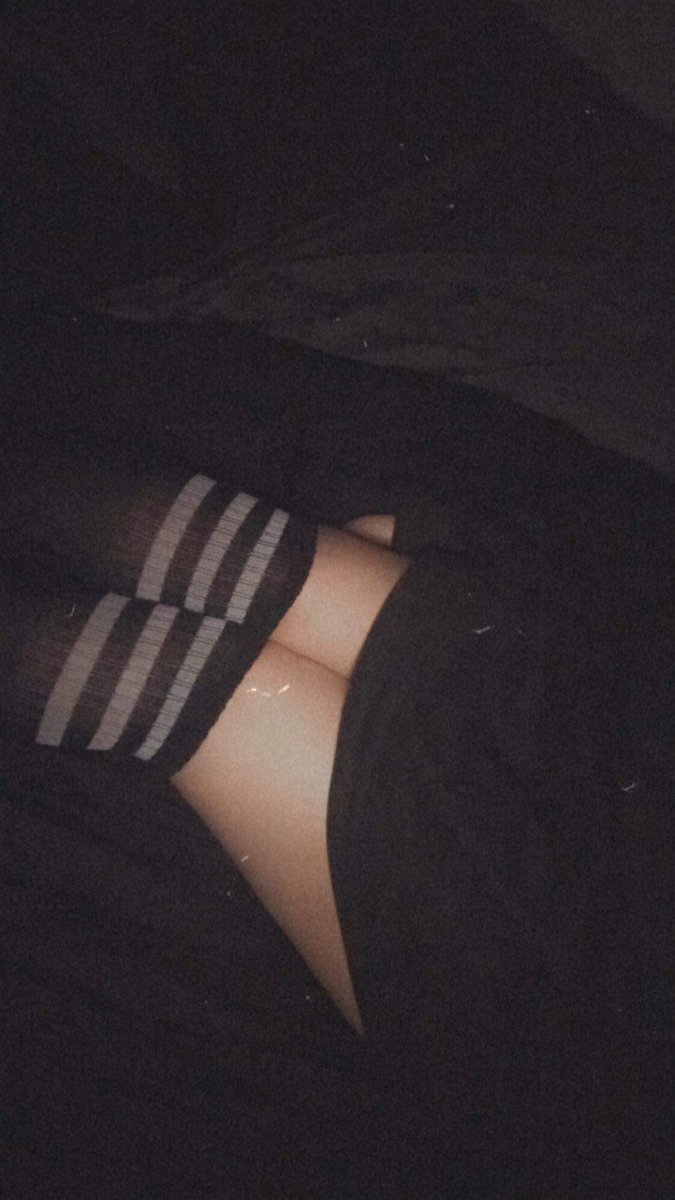 bunnywithabutt's tweet photo. Anyone need a goth gf? 🖤

#thighs #thighpics #socks https://t.co/B99cIRka9r