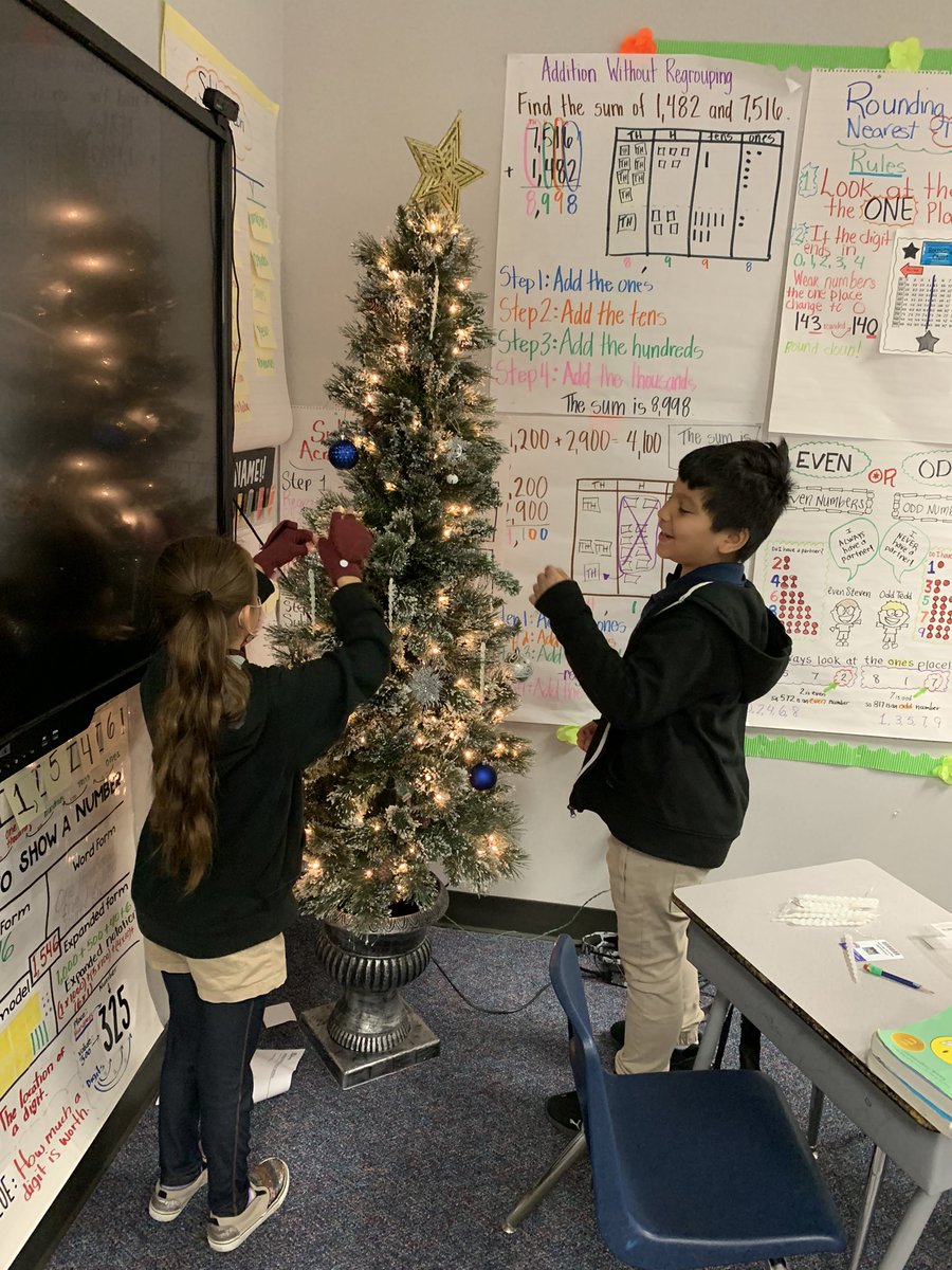 MsCristinaM's tweet photo. Decorating our Christmas tree!! They loved it. #3rdGradeDual @ajbushelem https://t.co/nmtCzEAZgd