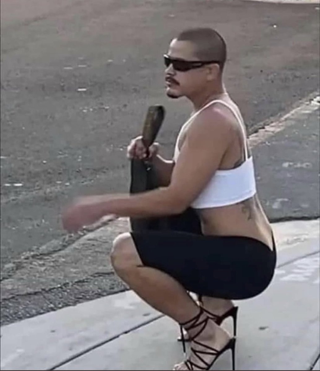 BitchassChicken's tweet photo. Every queer Latinx in LA: https://t.co/lljjm4Q3uz