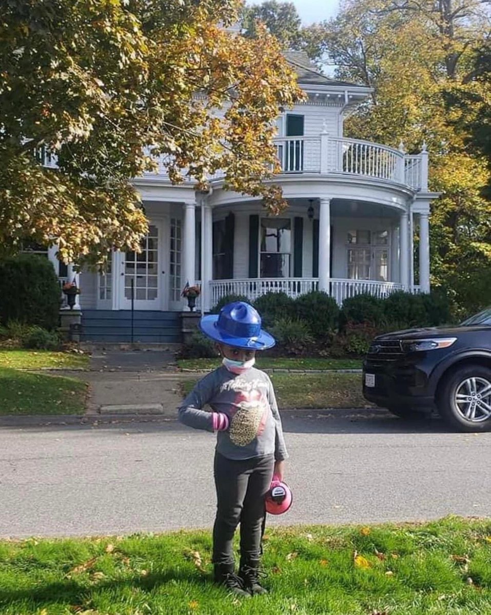seroxbury's tweet photo. @CharlieBakerMA - First Lady Baker was afraid of a 4 year old asking to live in a community that is #comfortableforALL? Why is it illegal to discard needles in Swapscott, but not illegal on Ashlynn’s door steps, local park and school property? #hypocrisy #seroxbury https://t.co/jqct1xubjE