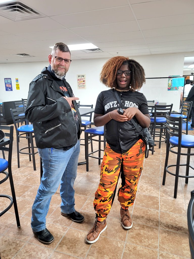 FwcaPrincipal's tweet photo. 70's, 80's and 90's Day
#tca #fwca #graduatingthinkers #spiritweek #thanksgivingbreak #oldschool https://t.co/C8jLxVITVr