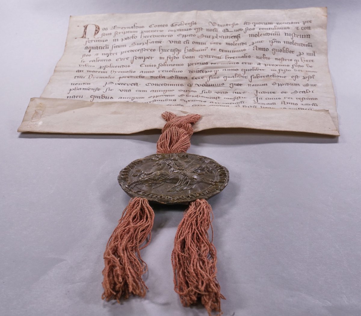 erfgoedzutphen's tweet photo. Erfgoed van de week: Aan zijden draadjes
Een zijden zegelstaart aan een perkamenten oorkonde is best bijzonder. Op de foto’s zie je een oorkonde (ook wel charter genoemd) uit 1312. Het behoort tot de rijke collectie van het Regionaal Archief Zutphen: https://t.co/gDeMDppIW6
#evdw https://t.co/dIS27yX3Dq