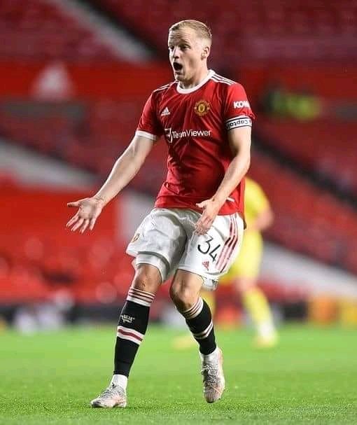 DNyeko's tweet photo. Donny Van De Beek 🇳🇱 starting this weekend is funny. The Norwegian manager should have started immediately after the 1-0 loss to Aston Villa on 25th September,2021 at home.Better late than never. How long does for a manager on the brink of sack to listen.
#MUFC #VDB34 https://t.co/Iwr26MyxaY