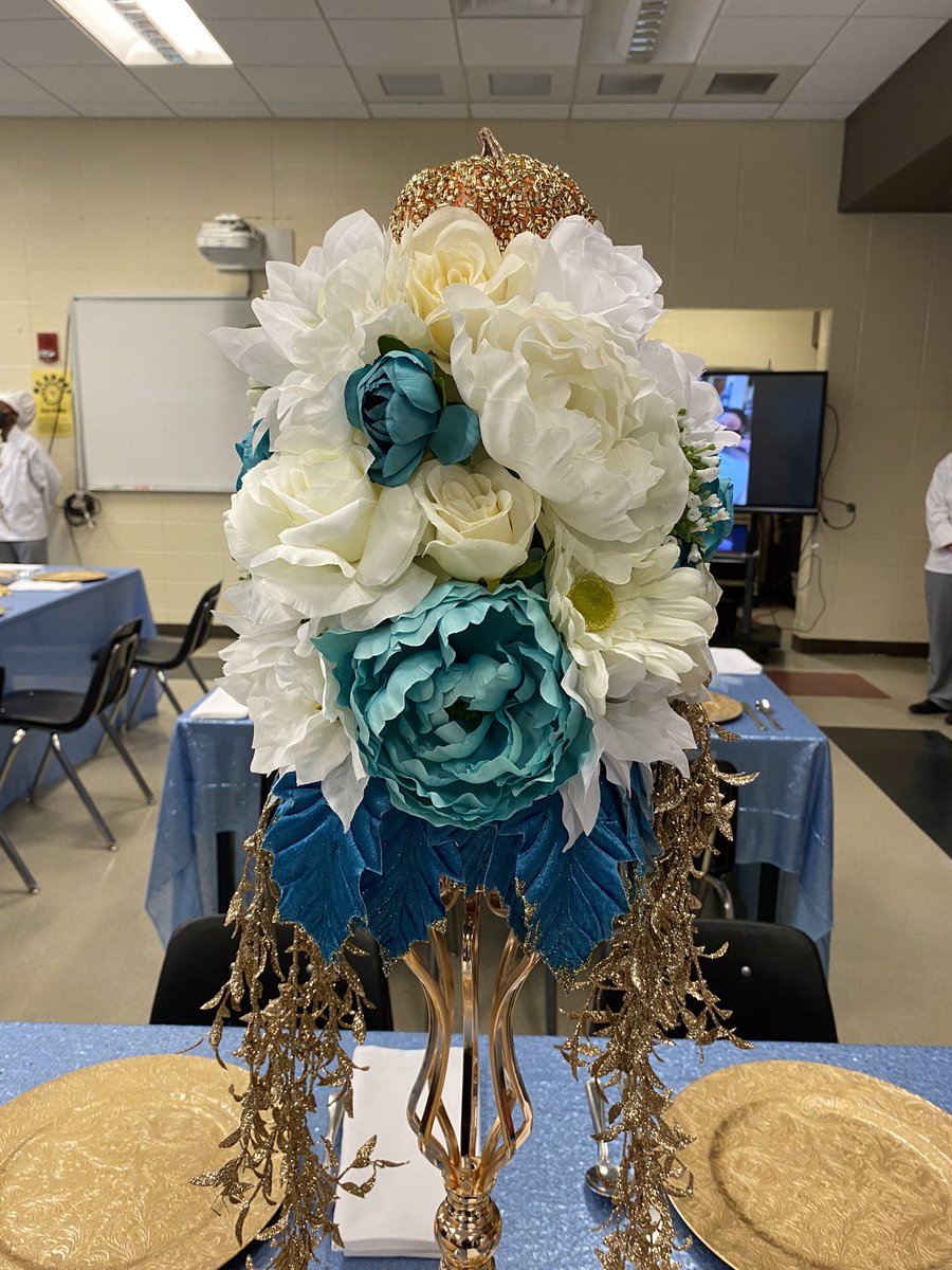 LeslieCRichard2's tweet photo. Thanksgiving lunch at McAdory High with Mrs. Fravel’s Culinary class #elegant #JefcoedCTE @JEFCOED @Jefcoed6_12  @btjackson15 @orush2 @McAdoryHS https://t.co/MAKbSV6GCz