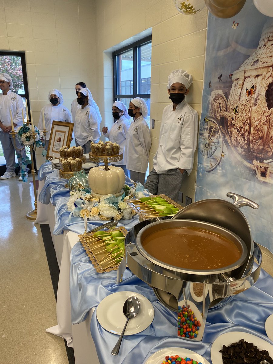 LeslieCRichard2's tweet photo. Thanksgiving lunch at McAdory High with Mrs. Fravel’s Culinary class #elegant #JefcoedCTE @JEFCOED @Jefcoed6_12  @btjackson15 @orush2 @McAdoryHS https://t.co/MAKbSV6GCz