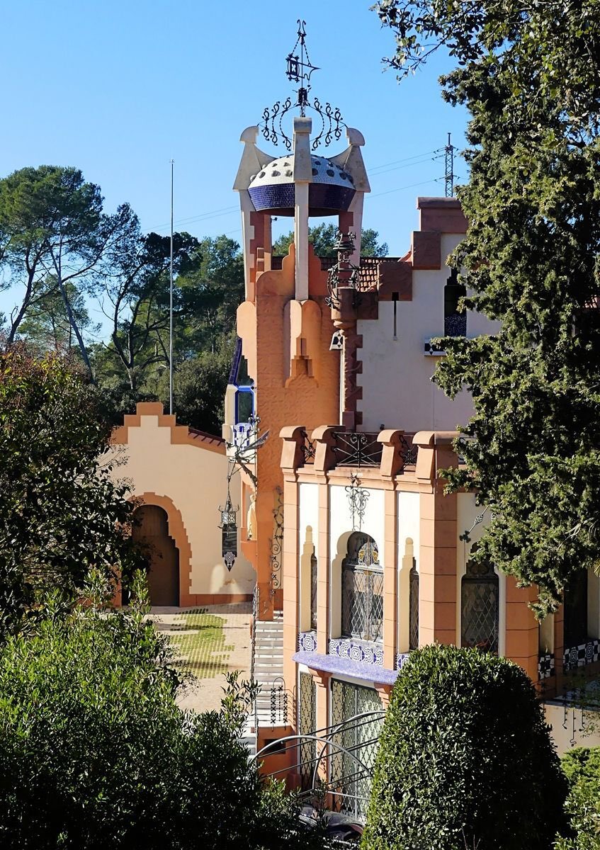 efemarq's tweet photo. A Sant Cugat en tenim algunes d'obres d'Eduard #Balcells, com aquesta Casa #Lluch (1906). Era un arquitecte curiós, als inicis feia un modernisme-síntesi que bevia dels tres gegants: del Puig nòrdic, de l'expressionisme gaudinià i de Domènech. La Casa Tosquella és el mateix. https://t.co/mvWQ2tGoPH