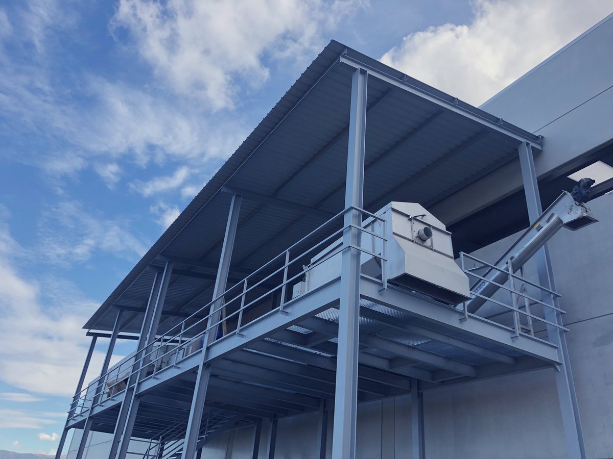 4filmLife's tweet photo. Finalizada la estructura que dará servicio al sistema de tratamiento de aguas de nuestra línea de lavado de residuos ♻️💧
#economiacircular
#residuo
#proyectoslife https://t.co/2ff4KnV3UX