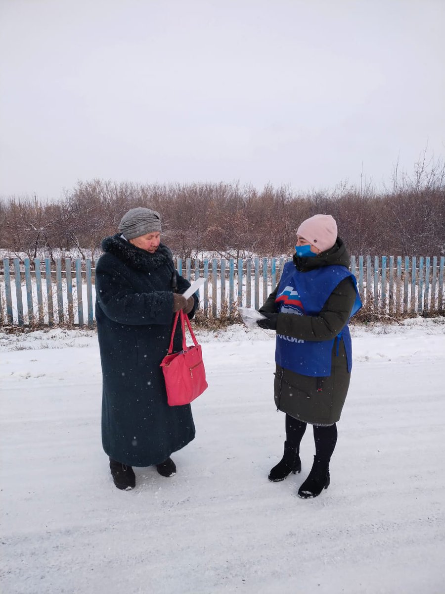 Активисты села Калиновка продолжают раздавать медицинские маски местным жителям в местах массового нахождения людей.  Все желающие могут взять маску, чтобы защитить себя и близких.   
Маски раздают волонтеры штаба «Мы вместе».
 #ЕР73 #ЕдинаяРоссия #МыВместе #ДоброесЕРдце