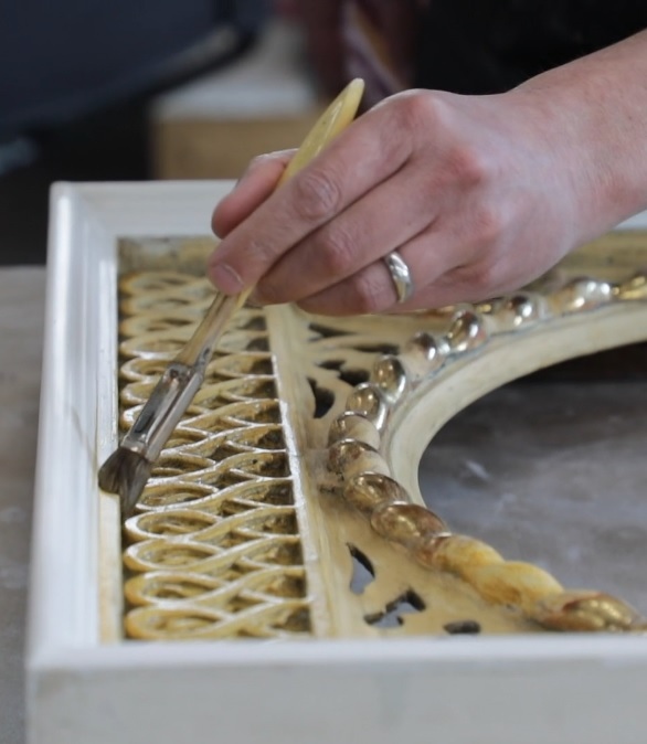 Thick or thin, matte or metallic, carved or clean-lines: fine art frames can fade into the background or compete with the artwork it displays for the viewers attention... l8r.it/G4xm

#artconservation #customframing #framing #gilding #oilgilding #goldleaf