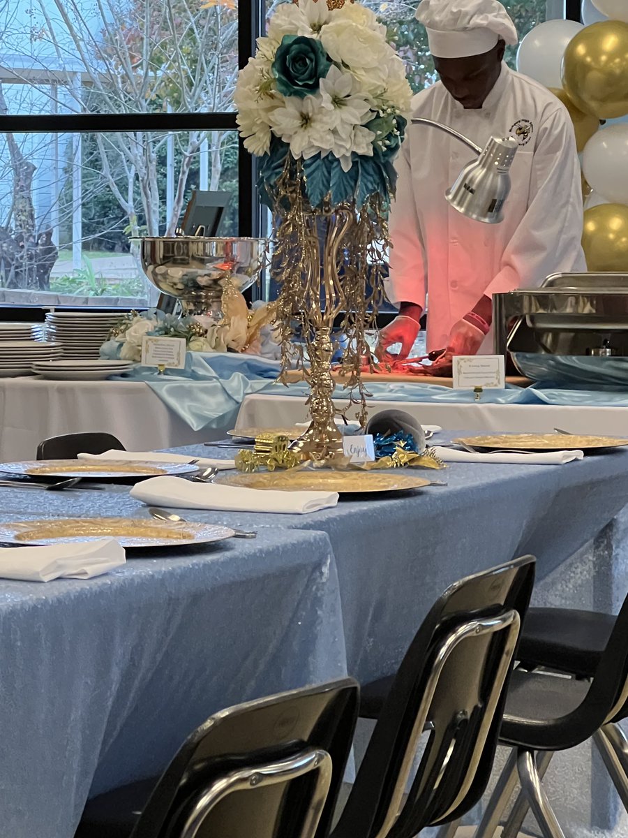 pamelabdennis's tweet photo. Enjoying a wonderful meal with the McAdory Culinary class. โฆ@JEFCOEDโฉ โฆ@JEFCOCareerTechโฉ โฆ@McAdoryHSโฉ #awesometeacher #professionalstudents #marvelousmeal https://t.co/1eACfyXMTj