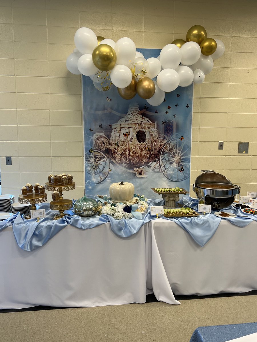 pamelabdennis's tweet photo. Enjoying a wonderful meal with the McAdory Culinary class. โฆ@JEFCOEDโฉ โฆ@JEFCOCareerTechโฉ โฆ@McAdoryHSโฉ #awesometeacher #professionalstudents #marvelousmeal https://t.co/1eACfyXMTj