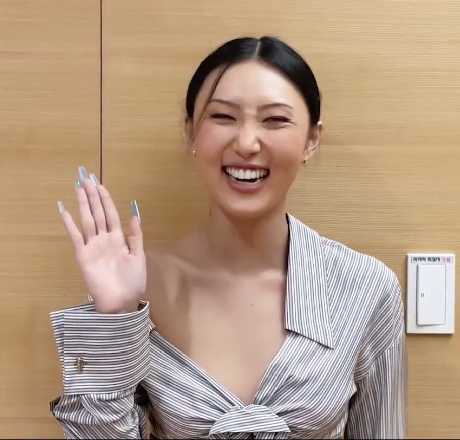 Dialoveskpop's tweet photo. Miss Ahn Hyejin how are you gonna look so cute but look so hot at the same time? 😭 

BLESS U HWASA 
#GuiltyPleasure5DaysToGo
#HWASA #화사 #HwaSa https://t.co/Ijg1rqYPtY
