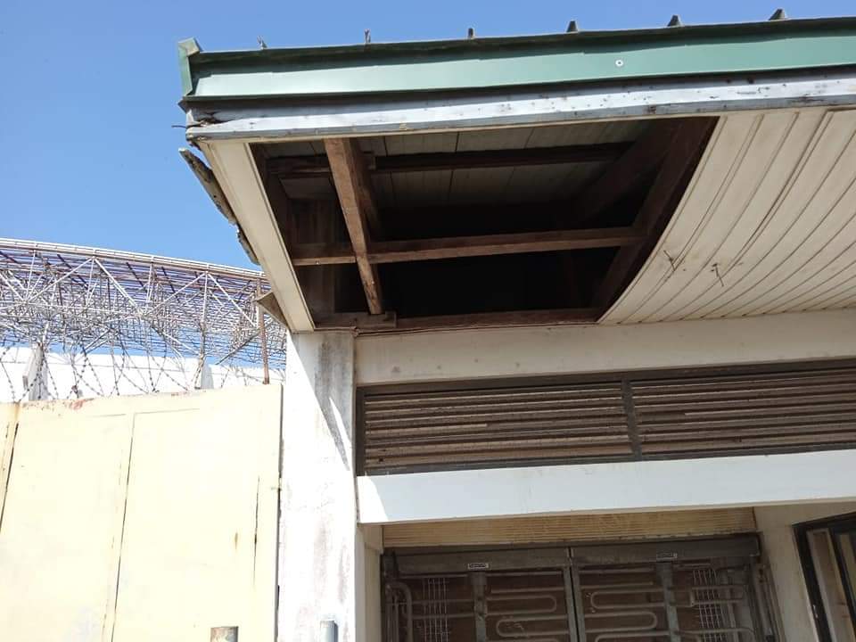 SaddickAdams's tweet photo. Sekondi Essipon Stadium. 

Constructed in 2008 to host Afcon. Left to deteriorate.

GHC 18 million ($3m) allocated in 2018 for renovation works.

Min of Finance said in Parliament yesterday that work is 90% complete.

Reporter there says its not even 10% 

Current state. https://t.co/4oQi3q9E8C