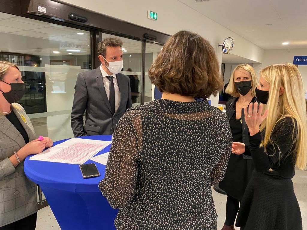 "J’peux pas j’ai Carsat !" Ce soir, c'est #afterwork à l’agence retraite de #Rouen. En présence de <a href="/renaud_villard/">Renaud Villard</a>, directeur général de la <a href="/Cnav_actu/">cnav_actu</a>, venu échanger sur les initiatives innovantes de la Carsat Normandie.
#innovation #communication