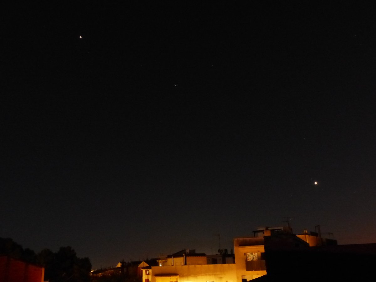 Calafellvalo's tweet photo. Aquesta vesprada , posta de sol sortida lluna i alineació planetes . Sol , luna i planetas . éste anochecer .
#eltempstv3 #eltemps #Cubelles #calafellvalo #sun #luna #moon @aemet @estelsiplanetes #miremelcel #ocaso @tiempobrasero @parcastroprades #ieec #tomasmolinab https://t.co/PuYdx6f31L