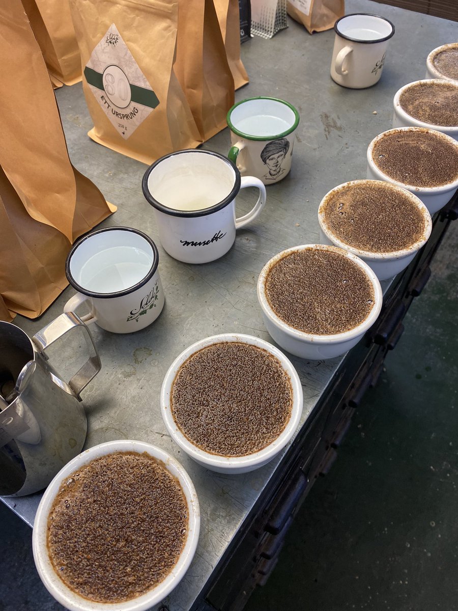 Torsdagskoppning med roliga kaffen på bordet.