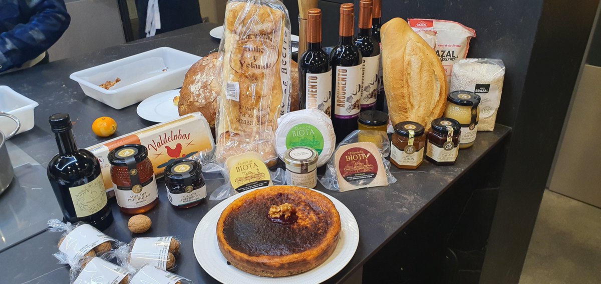comarca5villas's tweet photo. La Semana Gastroalimentaria de las Cinco Villas ha concluido con un taller protagonizado por los amigos de #Adisciv, la Quesería de Biota, Nueces Puyod y la miel de Apícola Cinco Villas. Junto a ellos, Daniel Yranzo y el presidente de la Comarca de Cinco Villas, Santos Navarro. https://t.co/cGJNGPqo7o