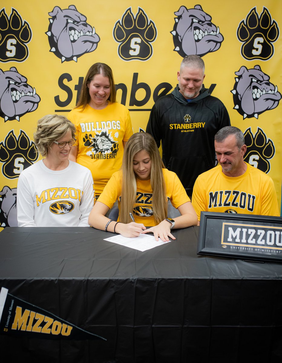 Congratulations to Lexi Craig for signing her NLI with MU for javelin! #bulldogpride #mutigers