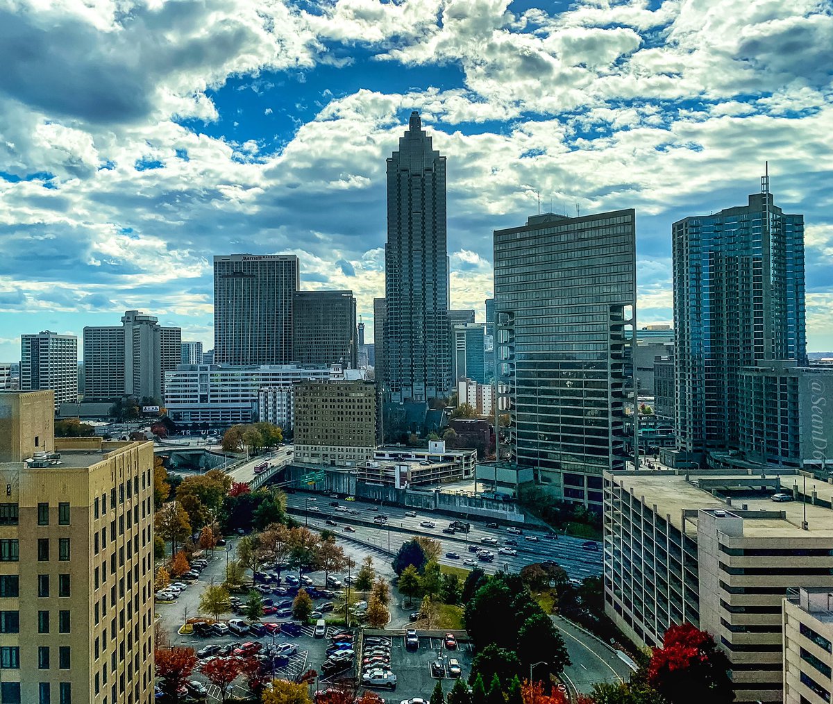 seand6711's tweet photo. Nigh Noon in the ATL! πΈβ
οΈππ£ @seand6711 #atlanta #photography #atl #autumn #seand67 #architecture #skyscraper #skyline #cloudscape #perspective #cloudysky #trees #noon #cityscape #view #nikon #modernarchitecture #clouds #atlantatoday #streetphotography https://t.co/PLAKJNnqZs