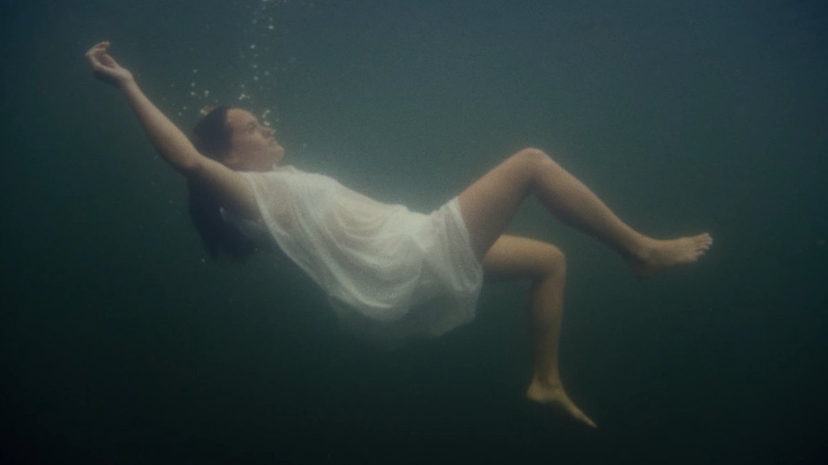 tecoapple_'s tweet image. 🎧 @Wet faz um ritual de cura nas águas no videoclipe de “Only Water”.

🔗 tecoapple.com/2021/11/18/wet…