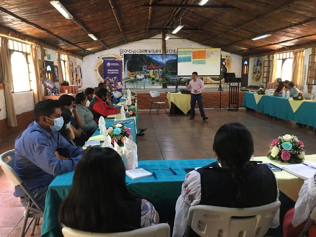AsoGdR_Ec's tweet photo. 🤝Continuamos trabajando articuladamente.
Patricio Aguagüiña, secretario de la #APGRE, facilita junto al GAD de Imbabura, a nivel de juntas parroquiales, la construcción del sistema provincial de #GestiónDeRiesgos. https://t.co/ZTd6FK6ybm