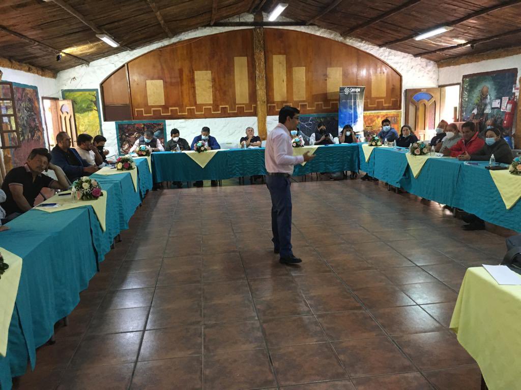 AsoGdR_Ec's tweet photo. 🤝Continuamos trabajando articuladamente.
Patricio Aguagüiña, secretario de la #APGRE, facilita junto al GAD de Imbabura, a nivel de juntas parroquiales, la construcción del sistema provincial de #GestiónDeRiesgos. https://t.co/ZTd6FK6ybm