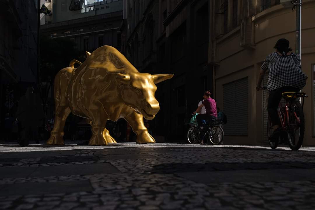 PabloSpyer's tweet image. Ao dar de presente o Touro de Ouro p/ o centro de SP, junto com Rafael e a B3, o objetivo é rejuvenescer o centro, trazer turistas e reerguer o comércio local. Além de fortalecer nosso mercado de capitais, o q fortalece as empresas gerando ainda + emprego e renda p/ a população❤️