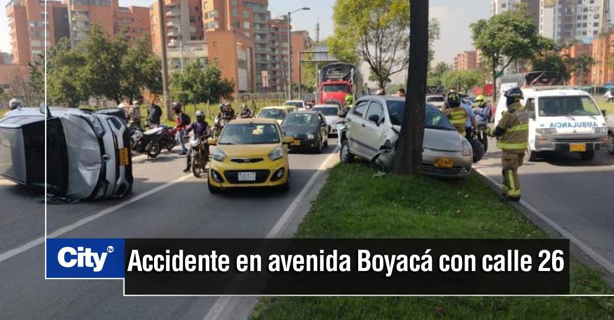 🔴 En horas de la mañana se registró un accidente de tránsito entre tres vehículos particulares, uno de ellos se volcó por el fuerte impacto. Aquí los detalles 👉 eltiempo.com/bogota/acciden…