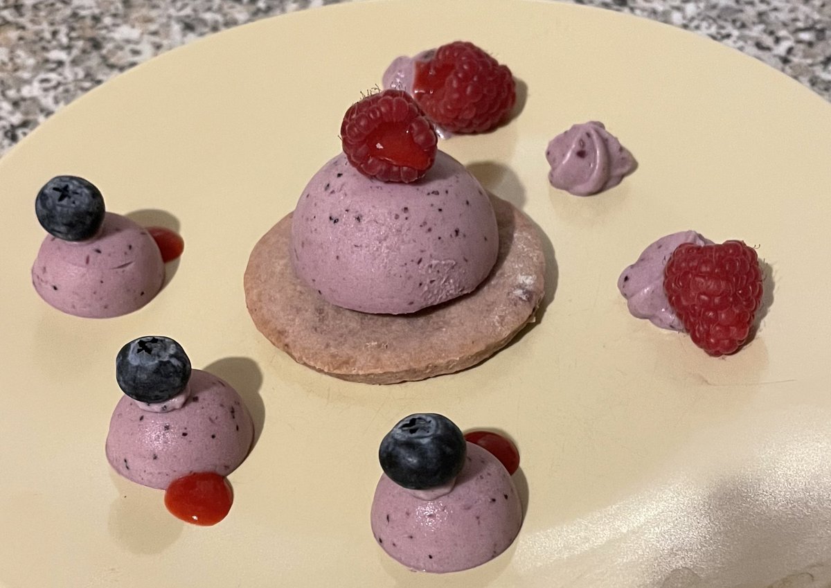 _Lucreee_'s tweet photo. Sottobosco: #frolla alle more, #mousse al mirtillo, #gel al lampone, #frutta fresca @ComoCfp https://t.co/AalD4BVPU7