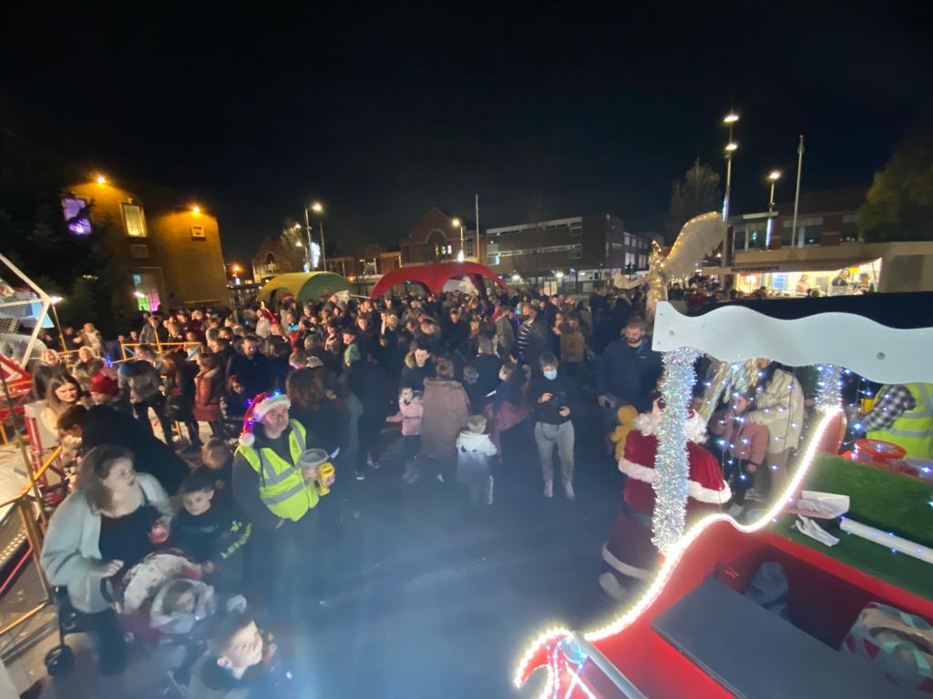 490Port's tweet image. Santa is having a great time tonight. Lots of people turned out to see him. A few went to see the light switch on too 🤣🤣🎅🎅
#santafloat
#santa
#Ellesmereport 
#roundtable