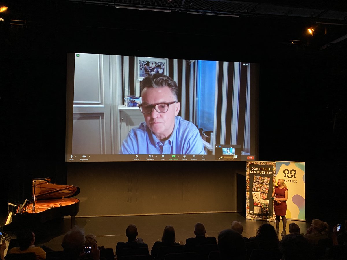 TielTipTop's tweet photo. Vandaag vierden we in de Agnietenhof de boekpresentatie “Doe Jezelf Een Plezier!” van @MozaiekW en Emjee Uitgevers.

Onze eigen @Bartelehiem is terug te vinden op bladzijde 42/43. En natuurlijk heeft Tiel Tip Top een bijdrage gedaan voor de realisatie van dit schitterende boek. https://t.co/YW5ym0PGjG