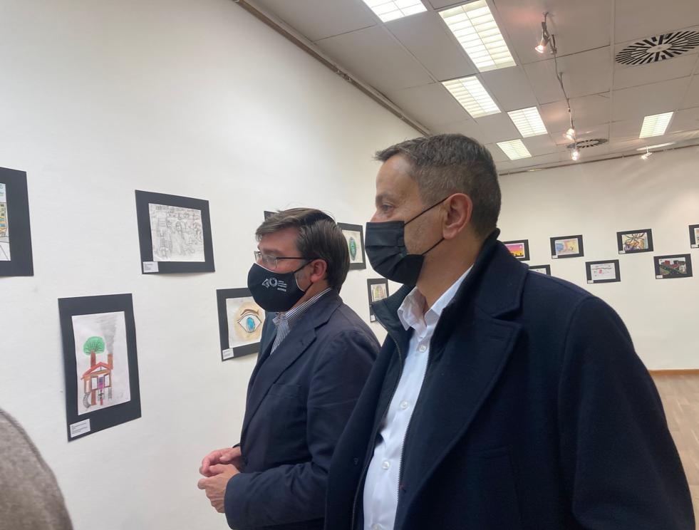 pebarrero's tweet photo. Junto con @Raiscara hemos asistido @PSOEMadridAyto a la entrega de premios concurso de dibujo infantil que ha organizado @emvsmadrid por su #40emvs. Gracias a los trabajador@s y tecnic@s por el trabajo de participación 26 colegios #Madrid. Enhorabuena a los ganador@s. https://t.co/ul7xT6ihj3