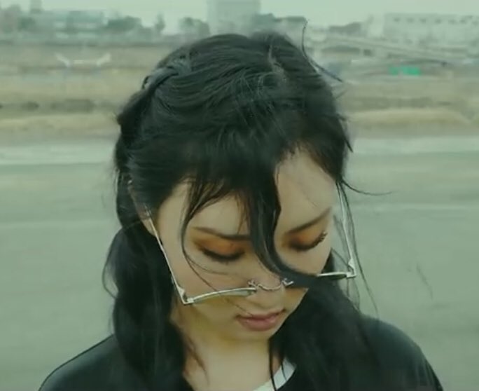ElRabanoDeMMM's tweet photo. Be calm es el SOLO de Hwasa que está en el album Yellow Flower (2018)✨ 

🤔Sabían que… en coreano, “Be calm” se pronuncia parecido a “Hyejin-ah” (nombre de 🦁) Y la frase “Papá dice que si ríes una vez, 2 de tus problemas desaparecen” lo decía su papá.
#HwasaStreamDay https://t.co/30QScT6Zzv