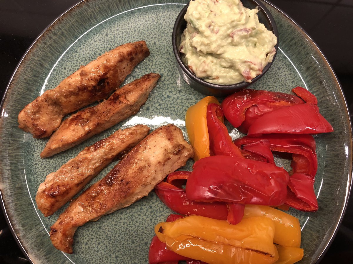 Mariniertes Hähnchen, gegrillte Paprika und Avocadocreme 😍
