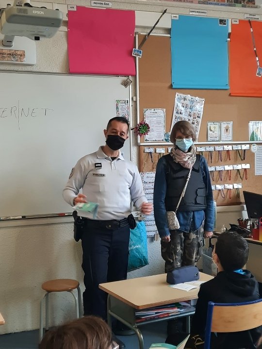 [#DuoDay2021]  Ce jour les policiers de @PoliceNat42 ont accueilli Nathalie de l'Esatpro . Elle a participé à des actions de prévention contre le  #HarcelementScolaire  dans une école primaire et a découvert le service départemental de la police technique et scientifique.